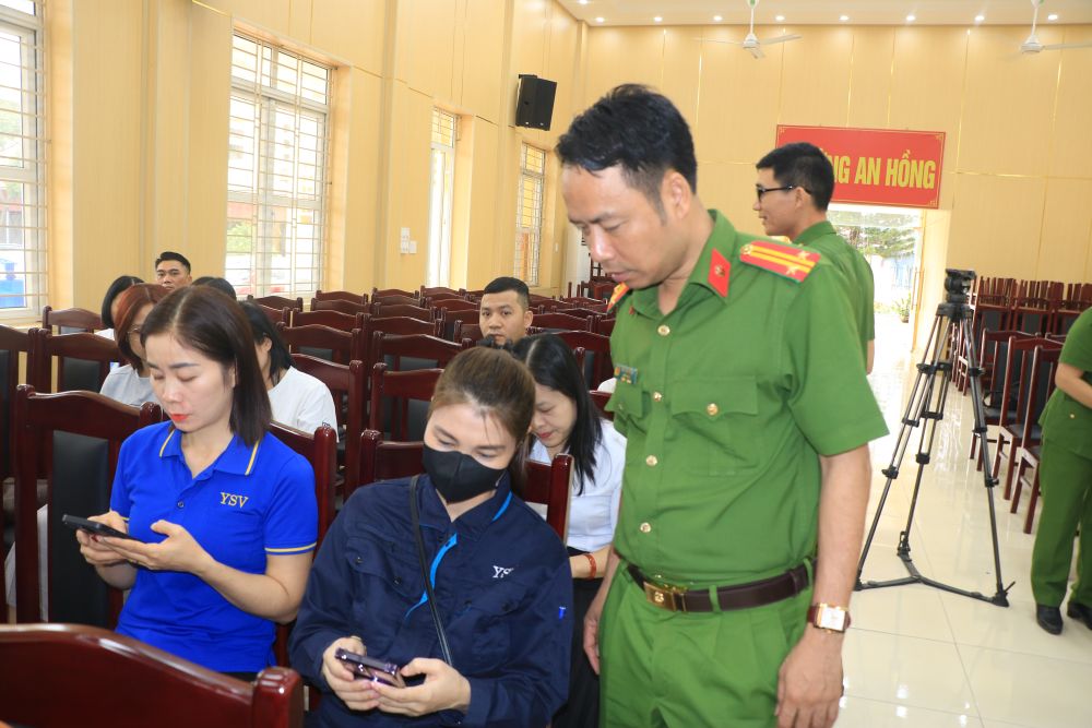 Tuyên truyền việc góp ý vào dự thảo sửa đổi, bổ sung Hiến pháp năm 2013 trên ứng dụng VNeID tại KCN Nhật Bản